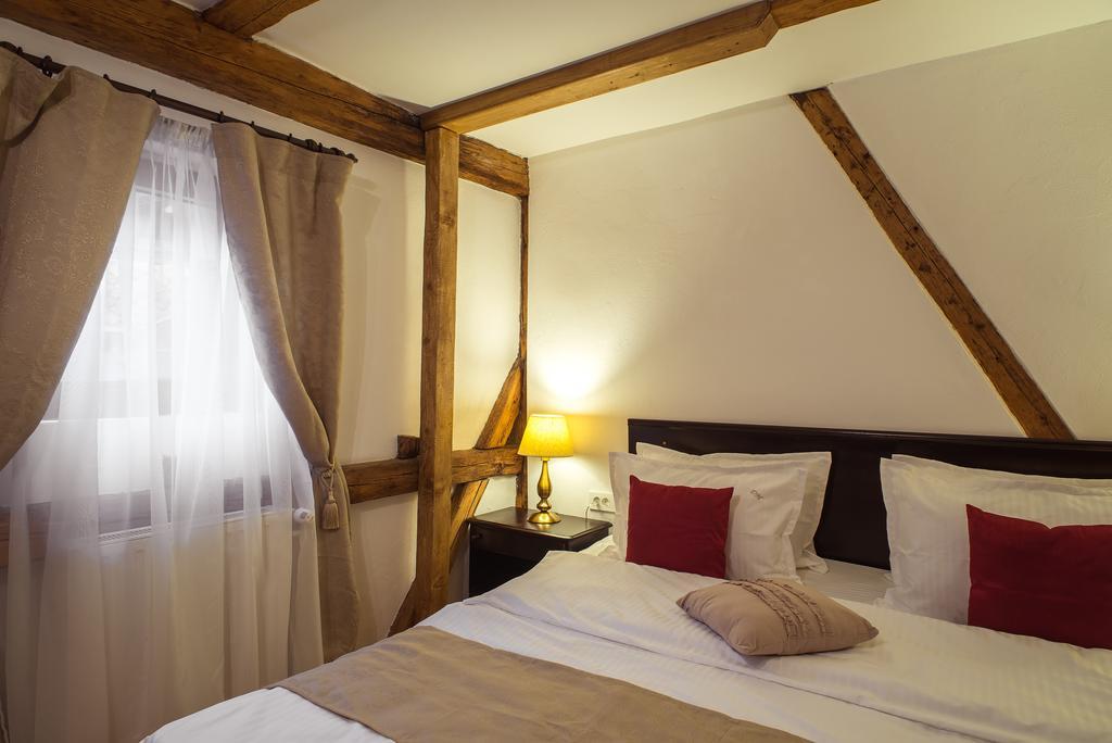 Hotel Drachenhaus à Braşov Extérieur photo