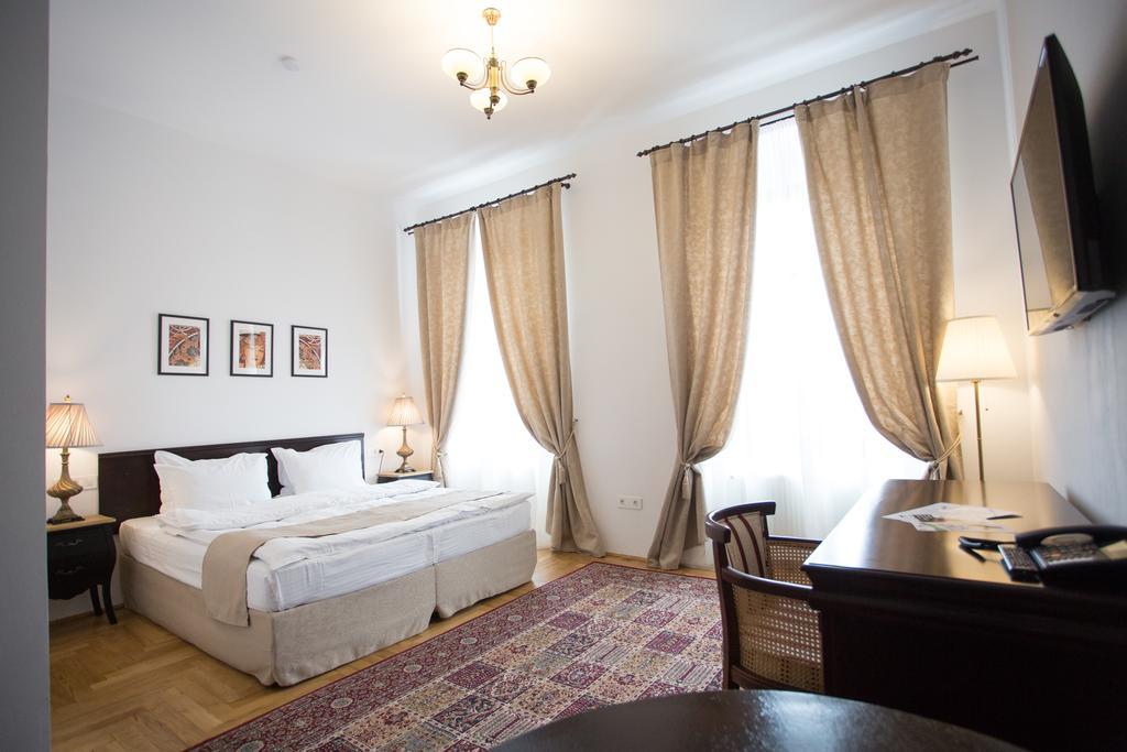 Hotel Drachenhaus à Braşov Extérieur photo