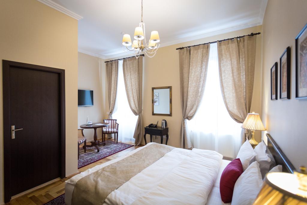 Hotel Drachenhaus à Braşov Extérieur photo