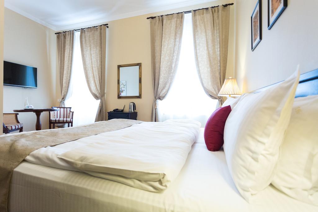 Hotel Drachenhaus à Braşov Extérieur photo