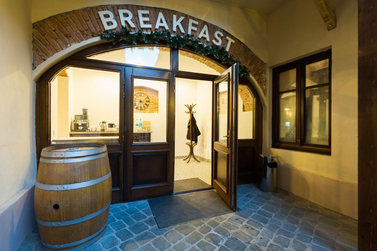 Hotel Drachenhaus à Braşov Extérieur photo