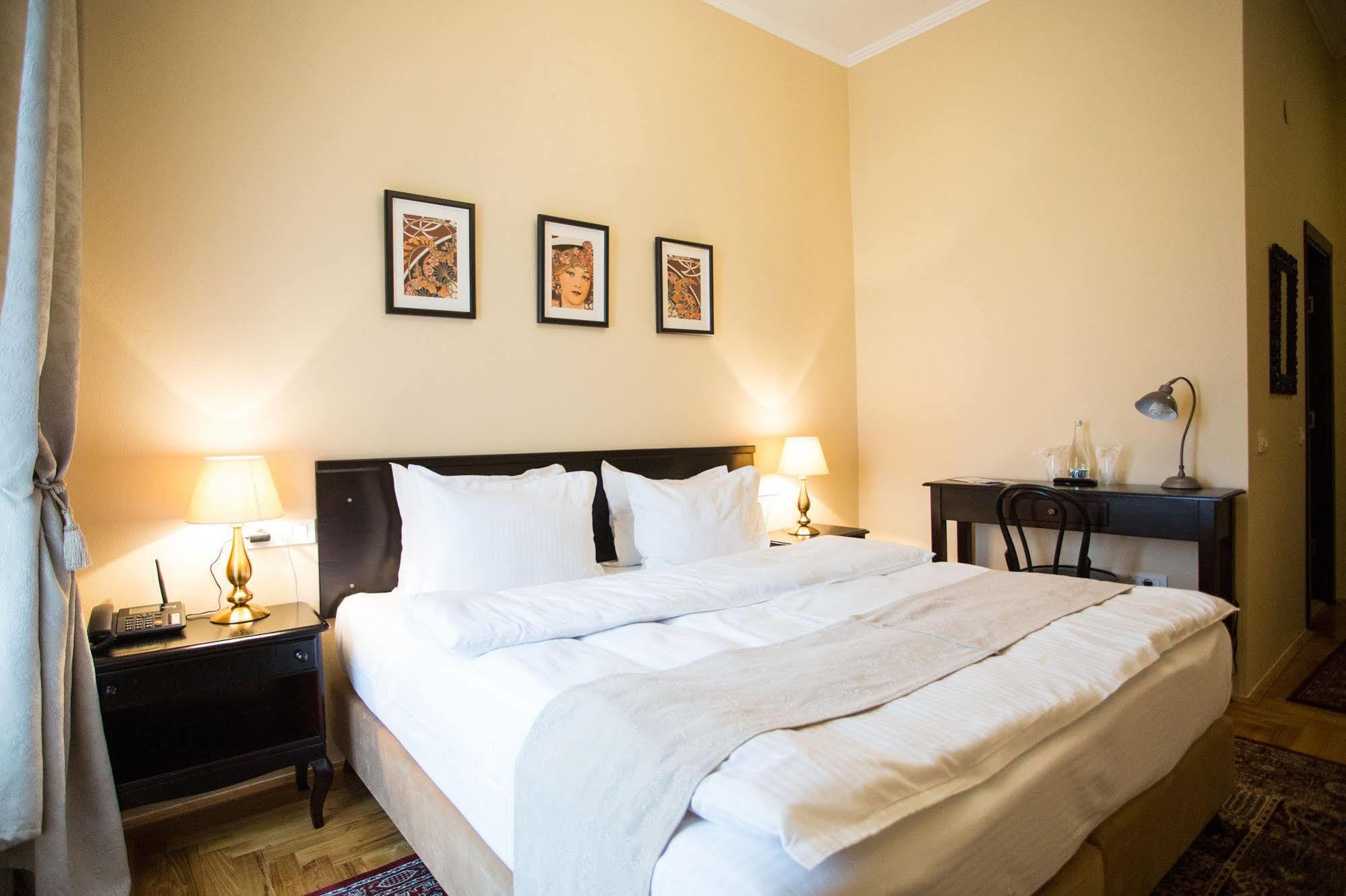 Hotel Drachenhaus à Braşov Extérieur photo