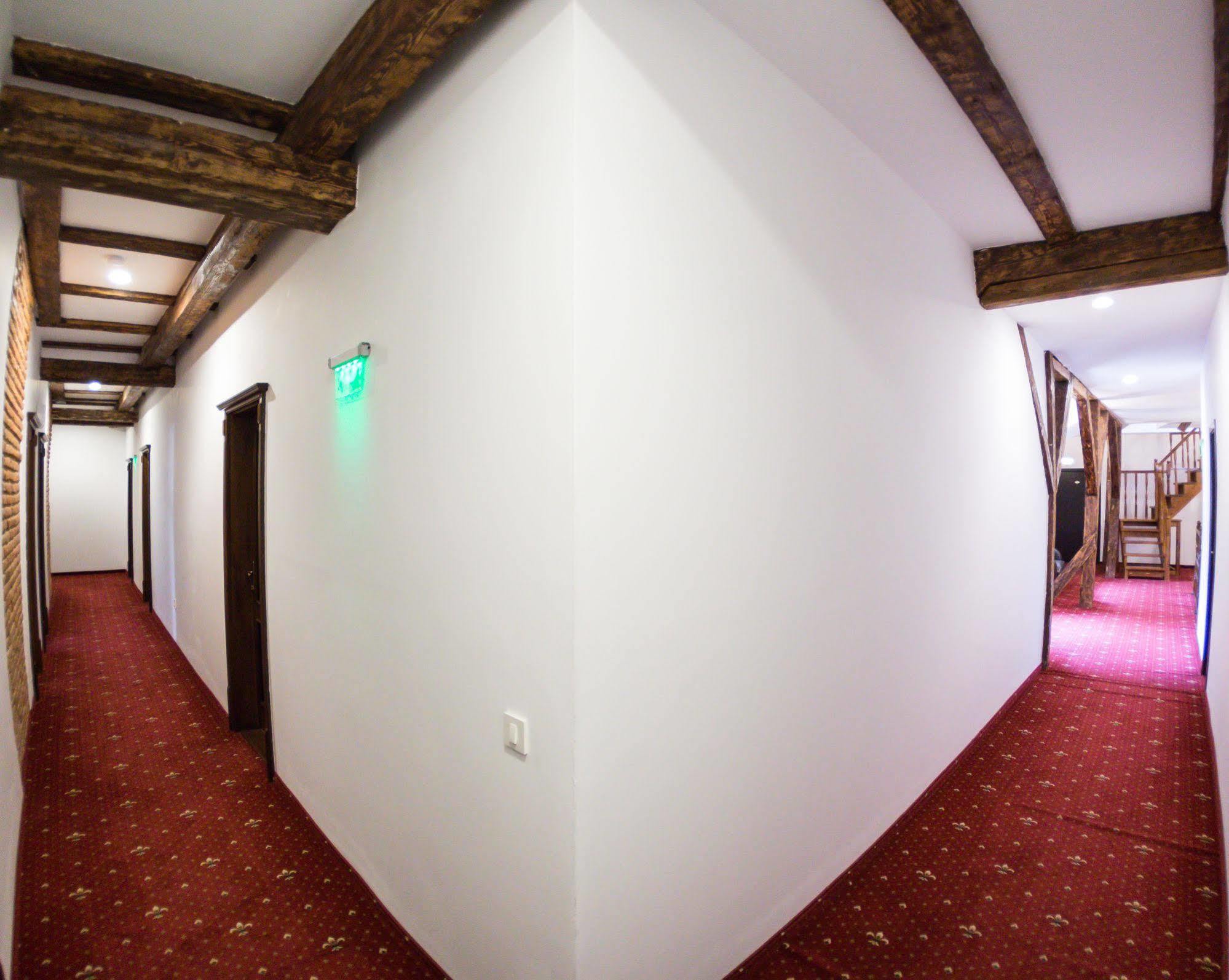 Hotel Drachenhaus à Braşov Extérieur photo