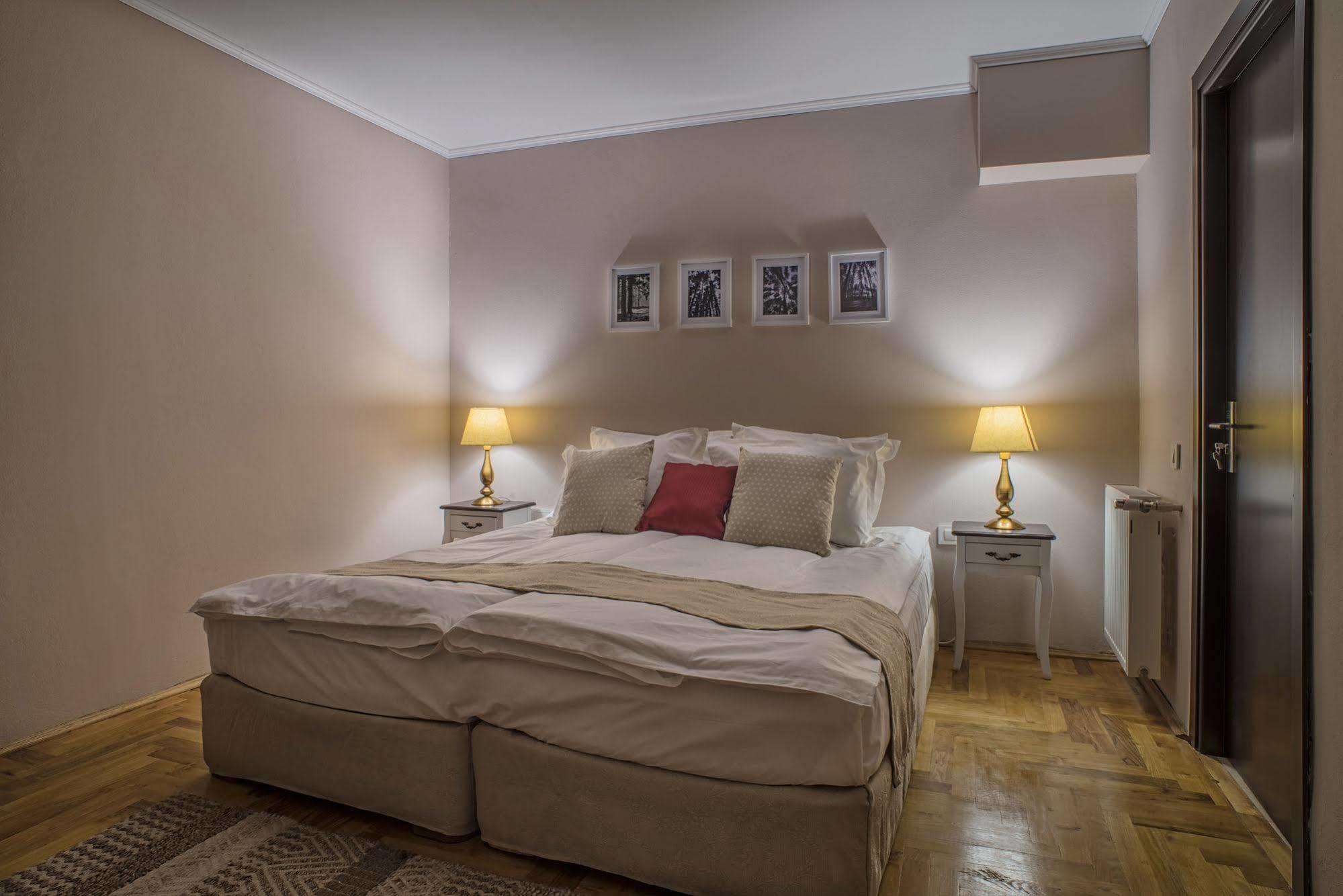 Hotel Drachenhaus à Braşov Extérieur photo
