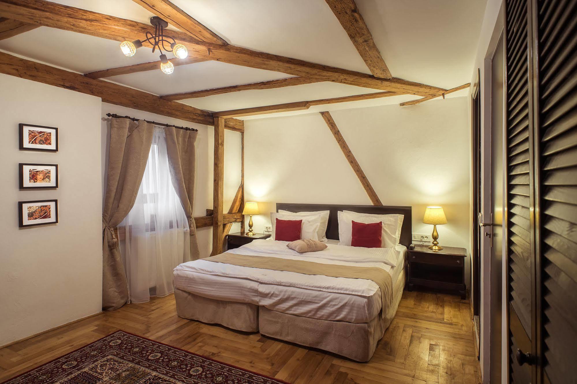 Hotel Drachenhaus à Braşov Extérieur photo