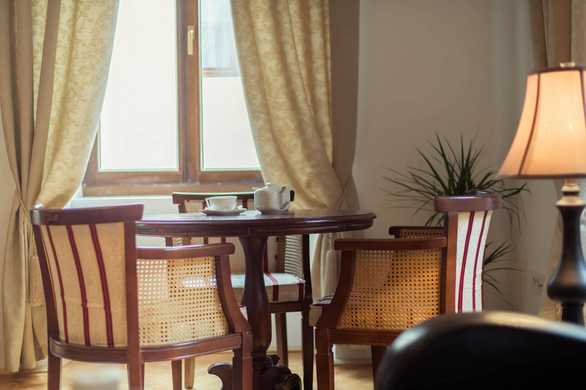 Hotel Drachenhaus à Braşov Extérieur photo