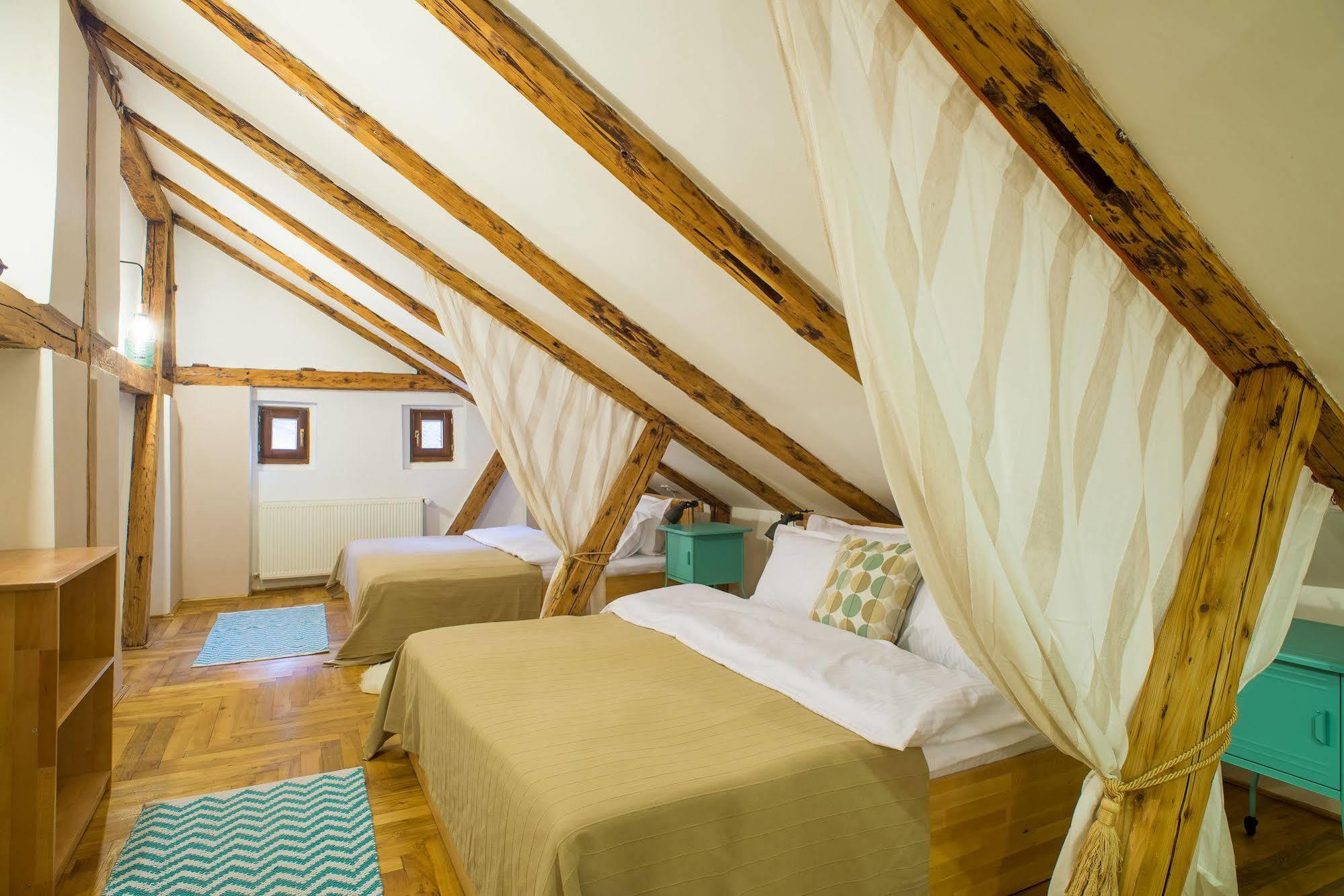 Hotel Drachenhaus à Braşov Extérieur photo