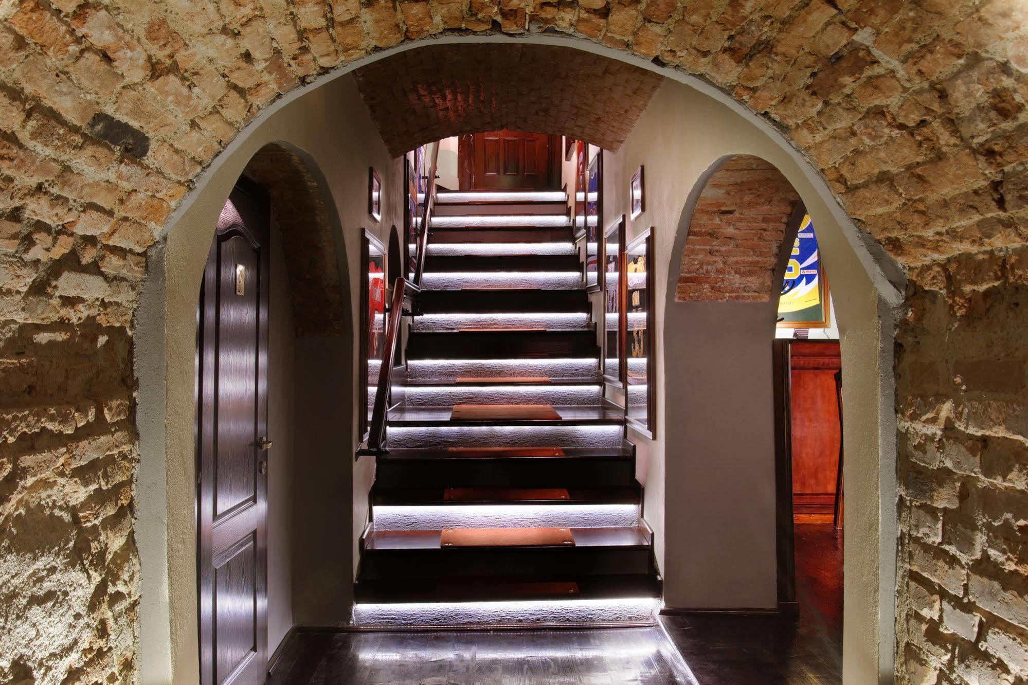 Hotel Drachenhaus à Braşov Extérieur photo