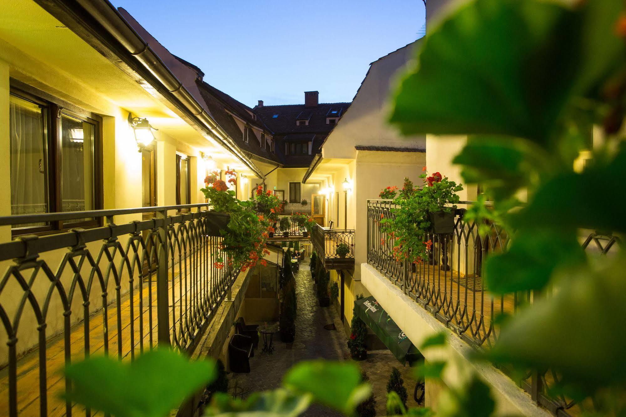 Hotel Drachenhaus à Braşov Extérieur photo